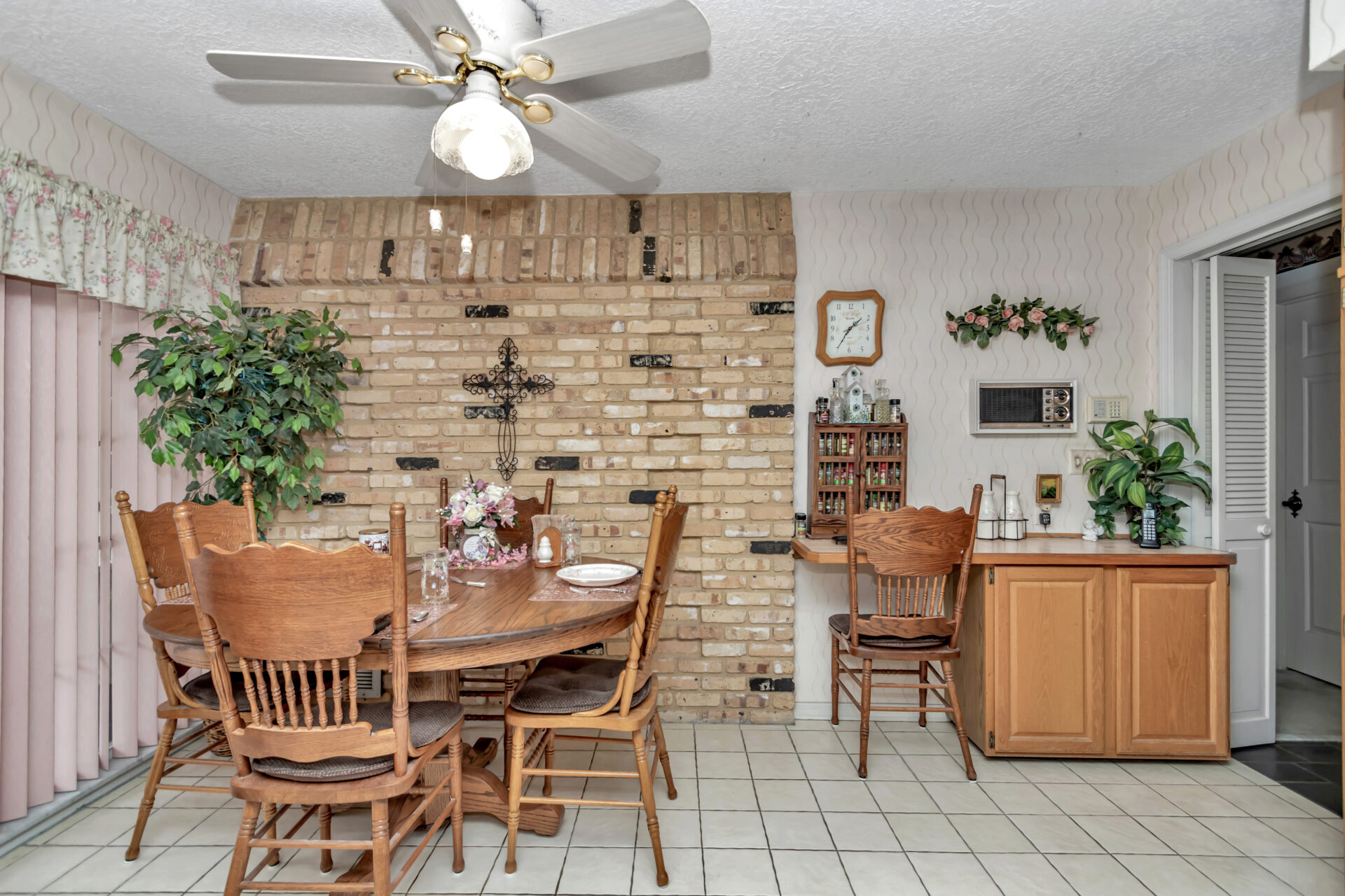 before home renovation - eat-in kitchen