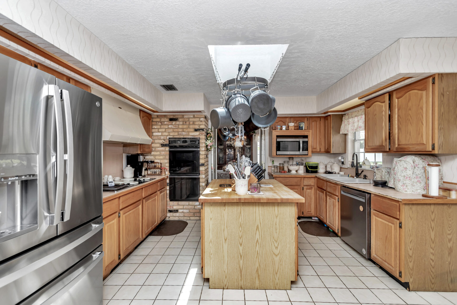 before home renovation - view of the entire kitchen